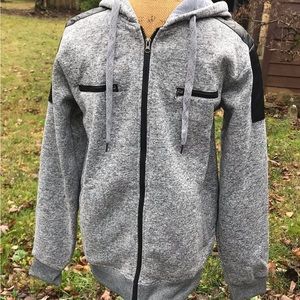 Look good and be warm in this hooded sweatshirt size M